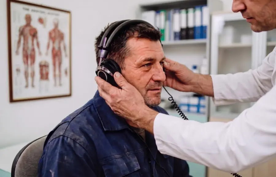 Lavoratore con le cuffie durante un esame audiometrico
