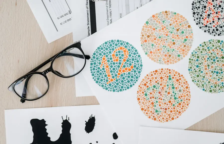 Occhiali appoggiati su tavole colorate per il test della vista