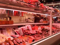 Banco frigo di un negozio alimentare con salumi e carne