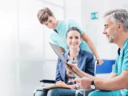 Visita medica a una giovane lavoratrice con un medico e un'infermiera