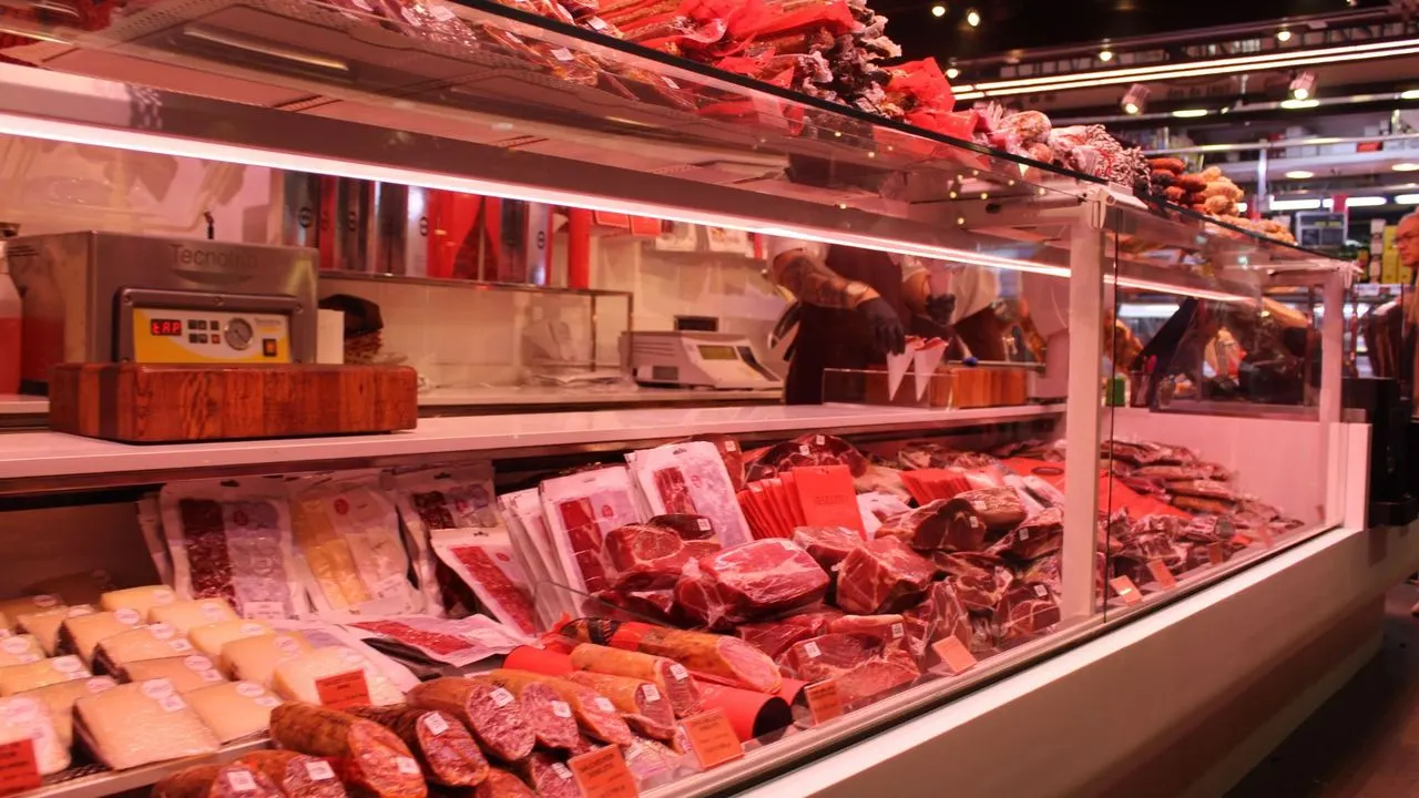Banco di una macelleria-salumeria con tagli di carne e salumi esposti